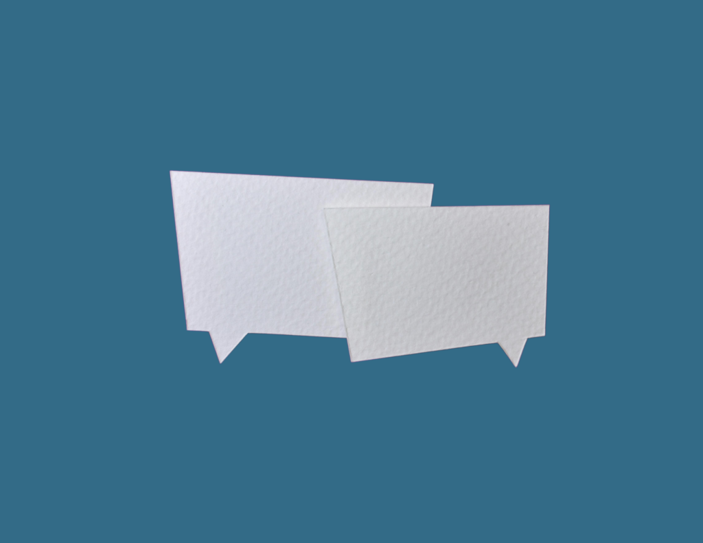 Twee spreekballonnen die symbool staan voor training en workshop op het gebied van communicatie