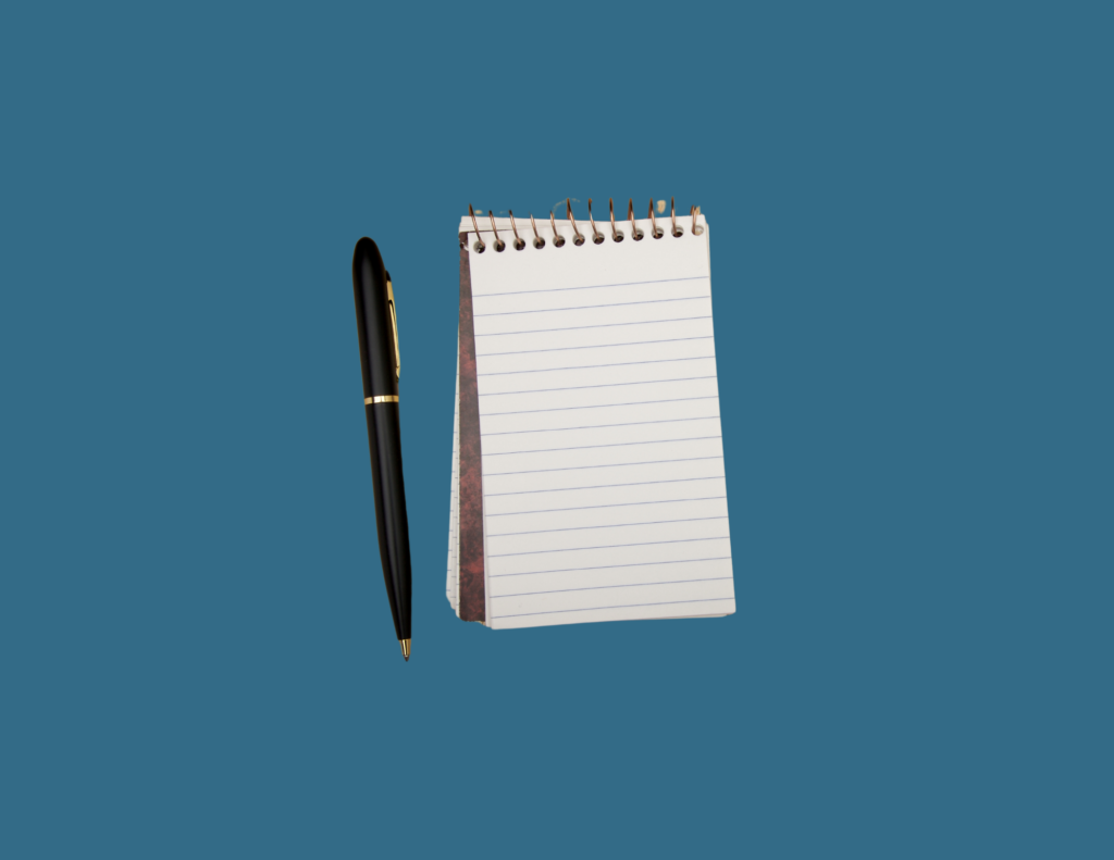 Een blocnote met pen dat symbool staat voor interim werk op het gebied van communicatie.