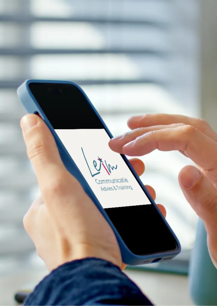 Hand die door mobiel scrolled en logo Leim